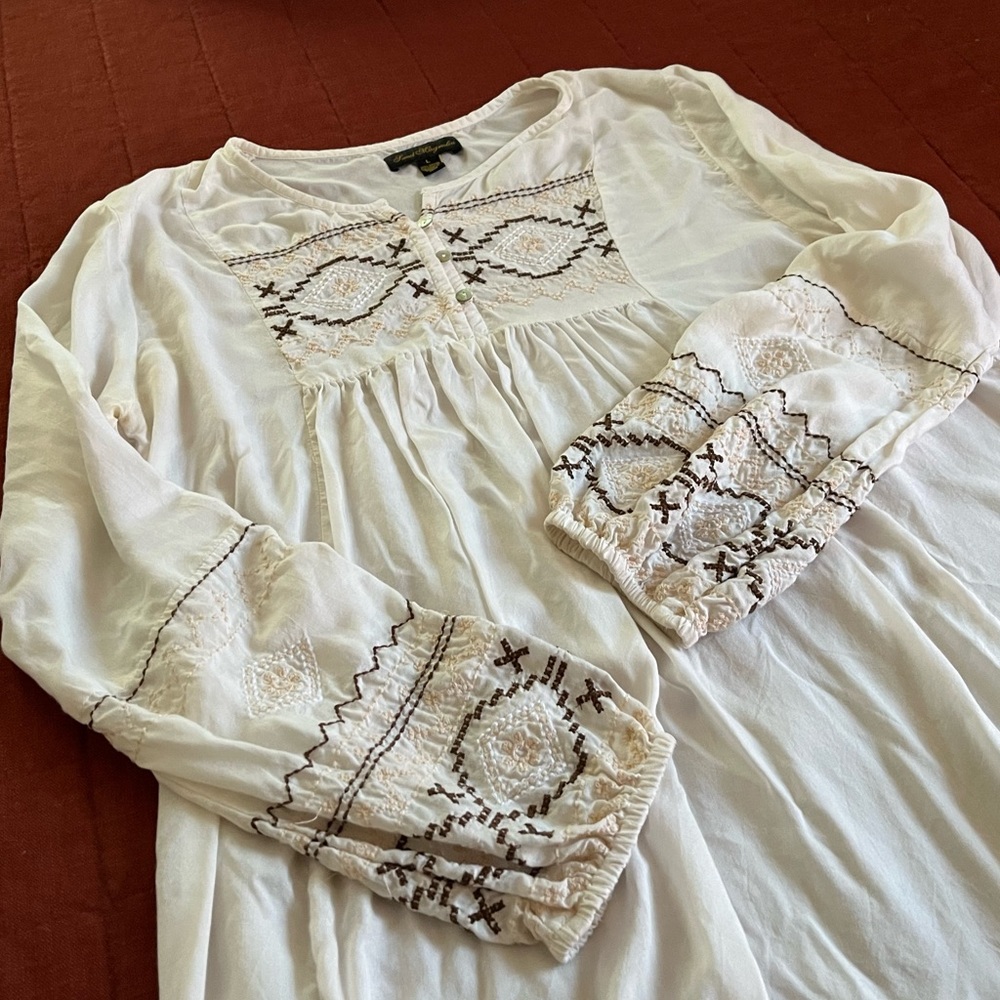 Sweet Magnolia embroidered tunic top large